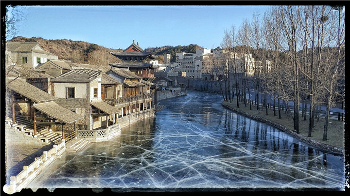 郭保良-12冰上的古北水鎮——2018-01-16——冬天的北方很冷，充滿了江南水鄉風情的古北水鎮的河水都成了冰，但顯示出來的卻是另一種水鄉風情.jpg